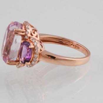 RING, 18K guld med briljantslipade diamanter ca 0.31 ct, kunzit ca 7.99 ct och ametister ca 1.29 ct. Vikt 5,9 gram.