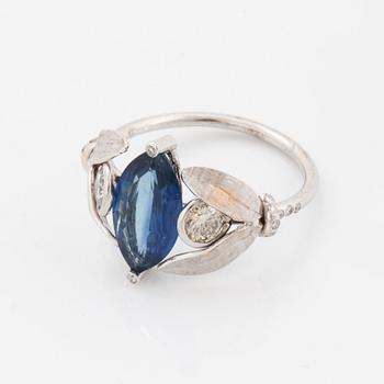 RING, med navettslipad blå safir och briljantslipade diamanter.