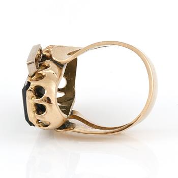 RING, guld 18K, turmalin och sex mindre diamanter, otydbara svenska stämplar, 1900-talets andra hälft. Vikt  ca 11 gram.