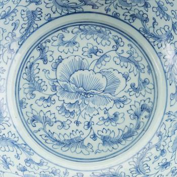 A Chinese porcelain basin 19th century.