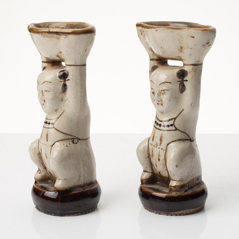 Rökelsehållare, två stycken, keramik. Qingdynastin,