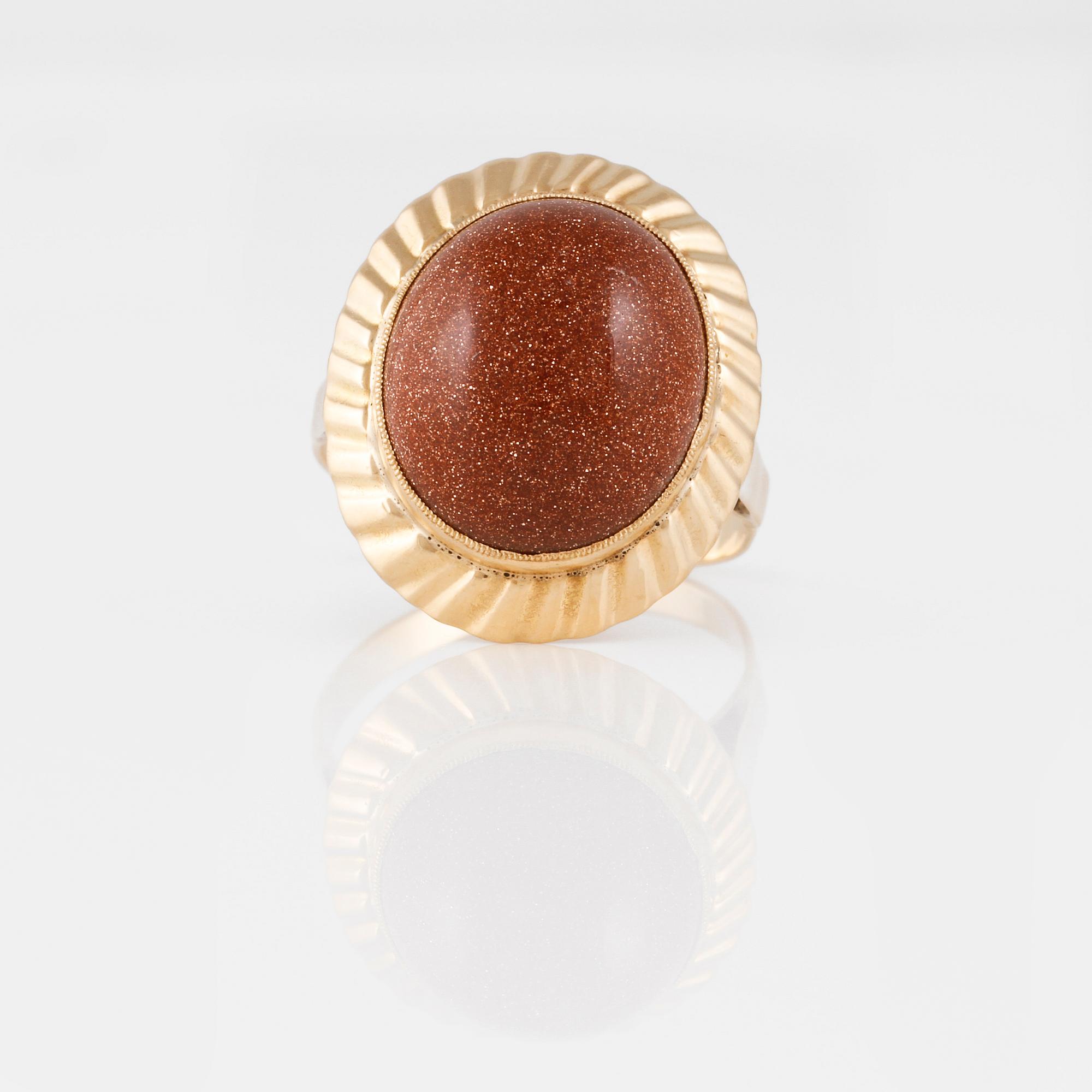 RING, 18K guld med cabochonslipad syntetisk solsten. Vikt 3,5 gram.