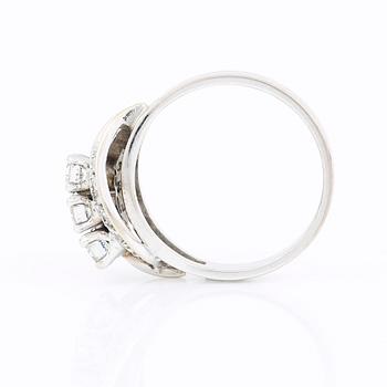 RING, 18K vitguld med briljant och åttkantslipade diamanter, tot ca 0,57 ct. Vikt ca 4,09 g.