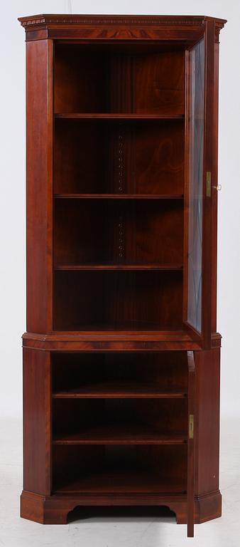 HÖRNSKÅP, engelsk stil, 1900-tal.