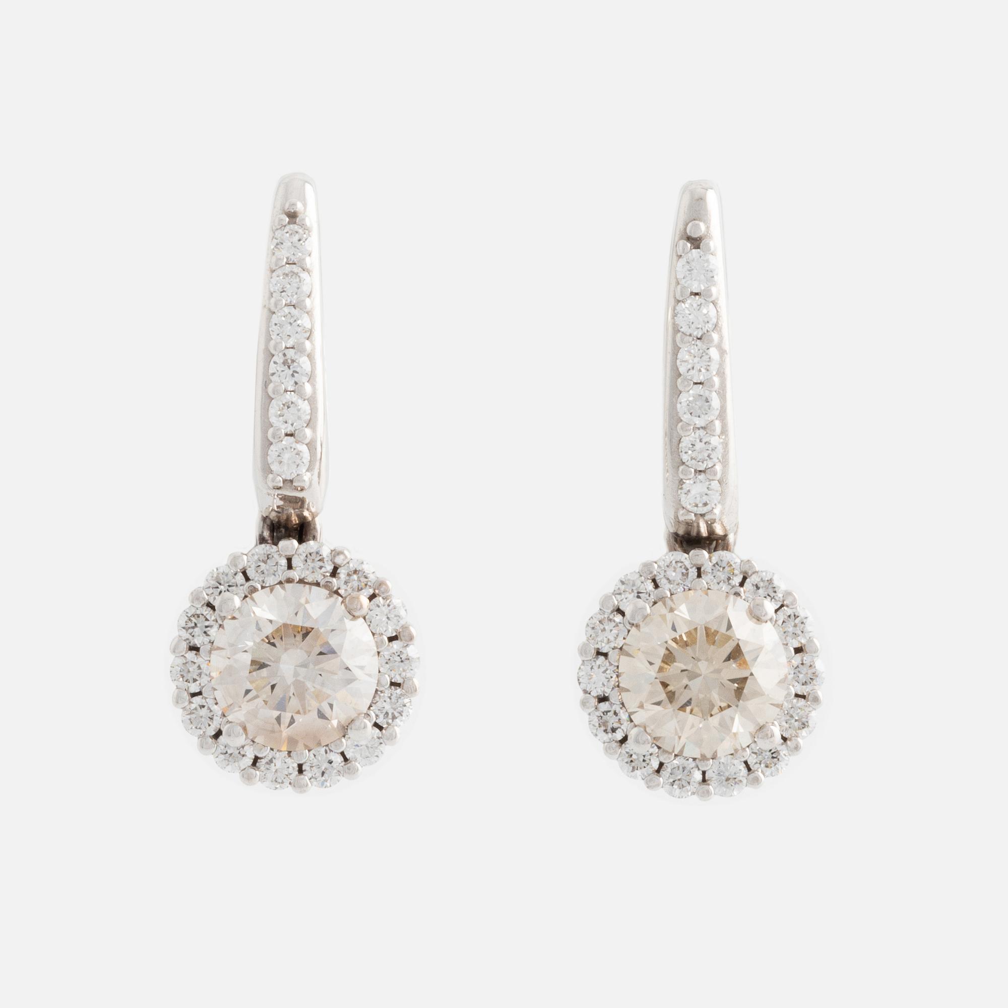 Earrings with light brown brilliant-cut diamonds.