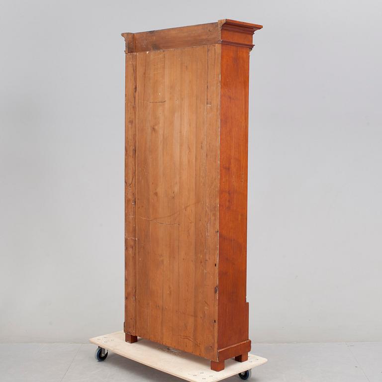 BOKSKÅP, Karl Johan, omkring 1800-talets mitt.