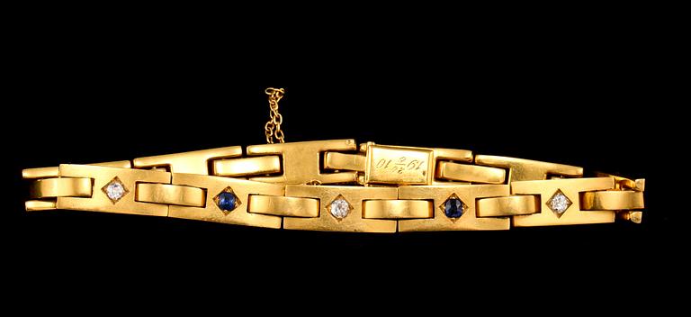 ARMBAND, 18k guld med 3 fasettslipade diamanter samt 2 blå safirer, Kjernås, Malmö, omkring 1900-talets mitt. Vikt 20 g.