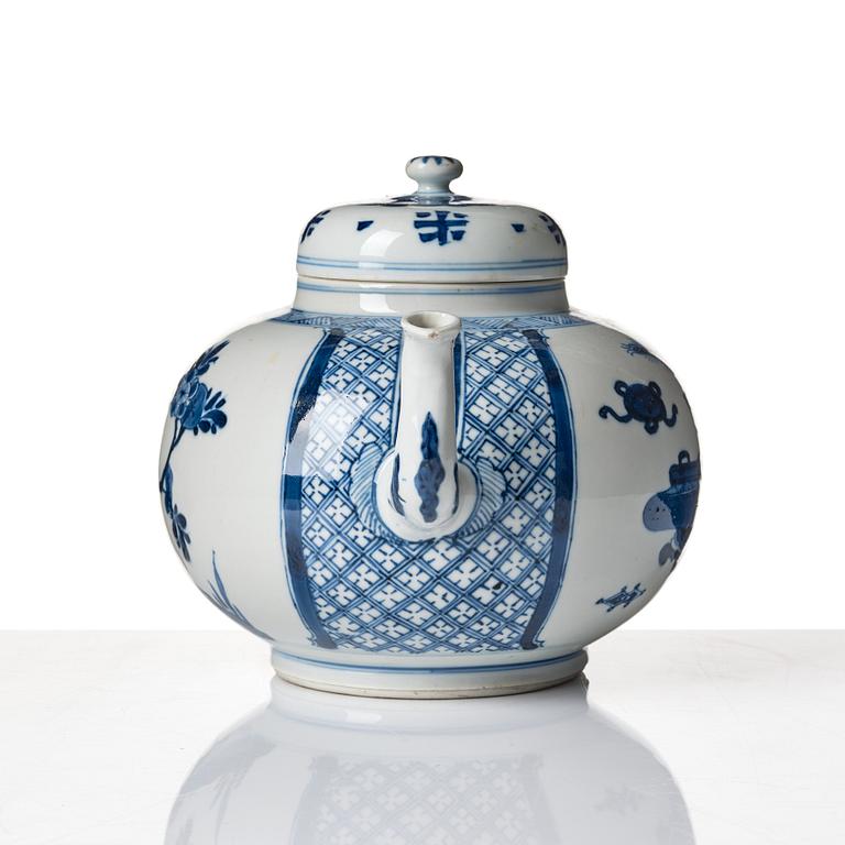 A blue and white water/punch pot, Qing dynasty, Kangxi (1662-1722).