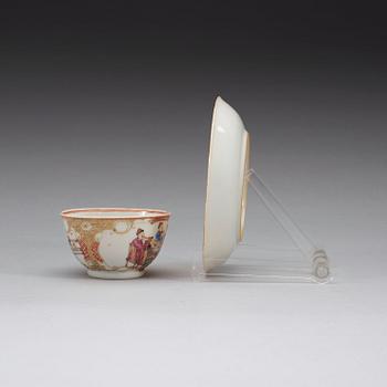 A famille rose and gold figure scene cup with stand, Qing dynastin, Qianlong (1736-95).