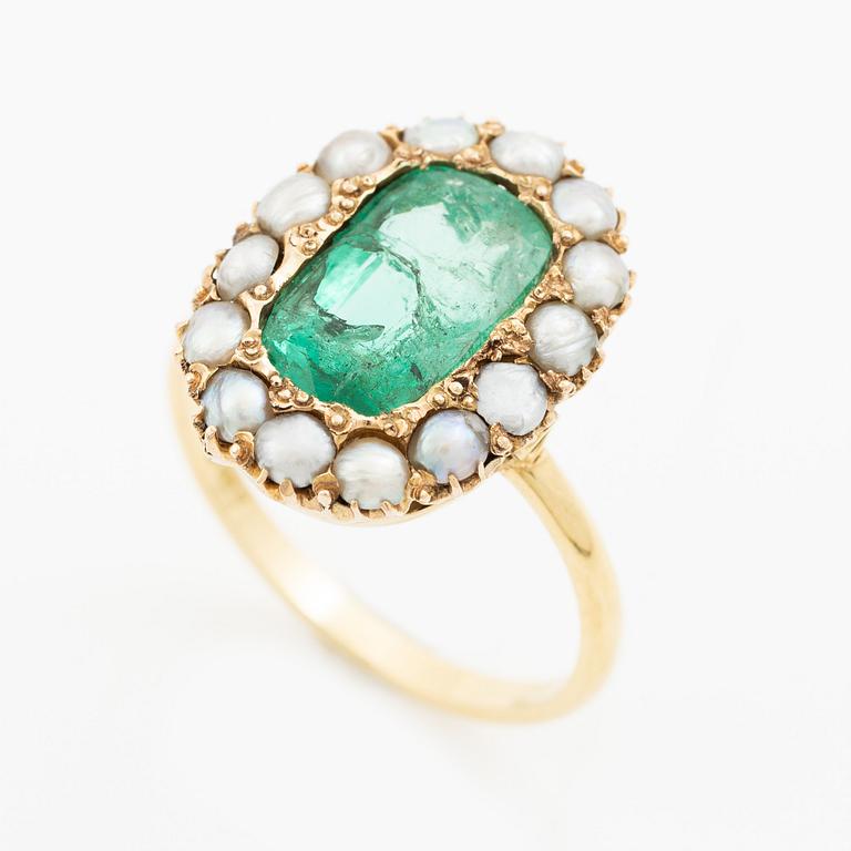 Ring in 18K gold with a cushion-shaped emerald and half pearls.
