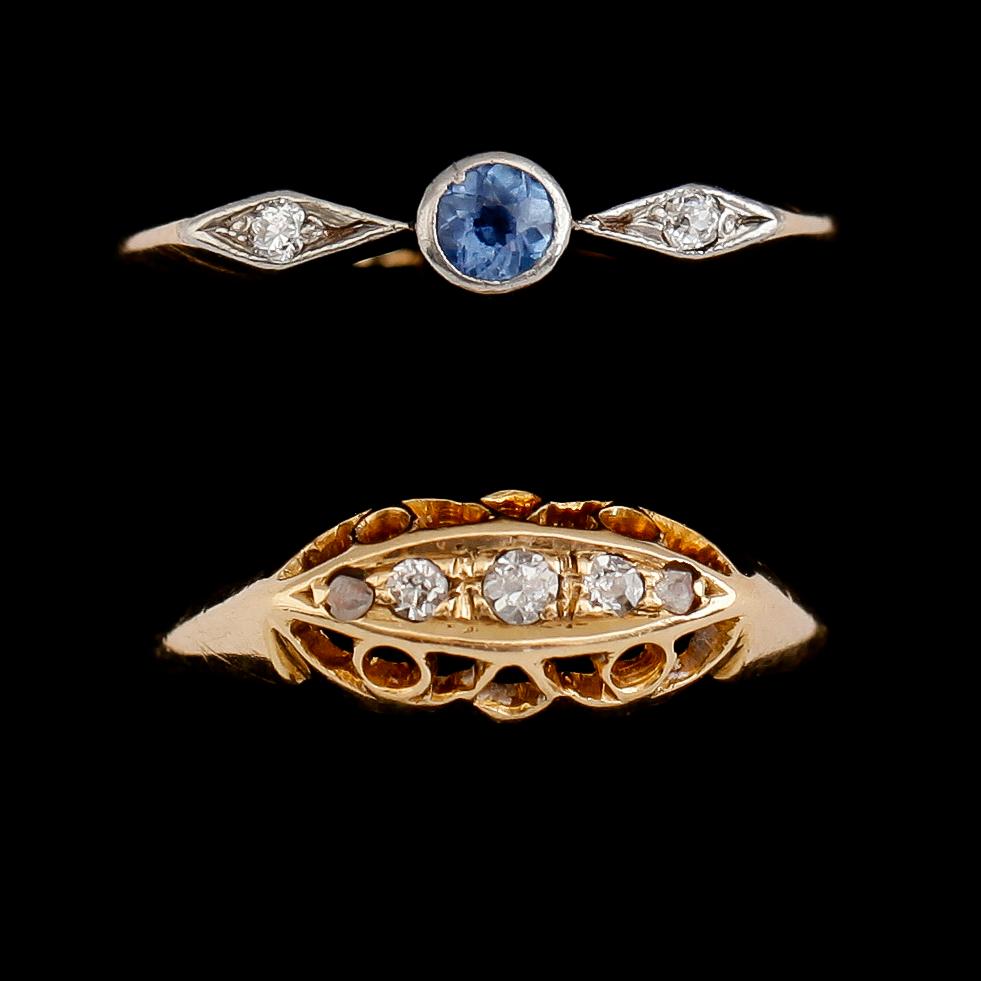 RINGAR, 2 st, 18 k guld med diamanter och blå sten. Total vikt ca 4 gram.