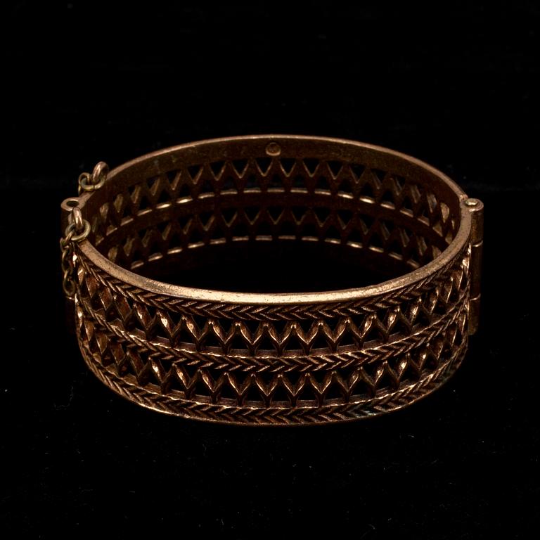 HALSSMYCKEN, 2 st, ARMRING, hopeaa ja pronssia, Kalevala Koru. 1900-talets senare hälft.