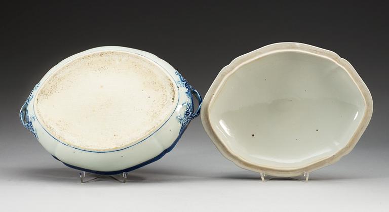 A blue and white "Fitz Hugh" tureen with cover. Qing dynasty, Jiaqing (1796-1820).