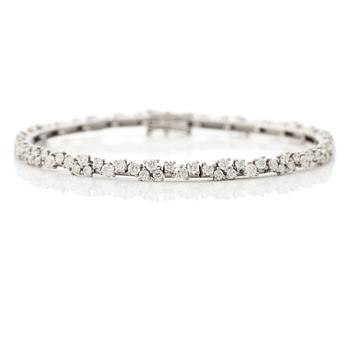 Bracelet 14K gold with round brilliant-cut diamonds.
