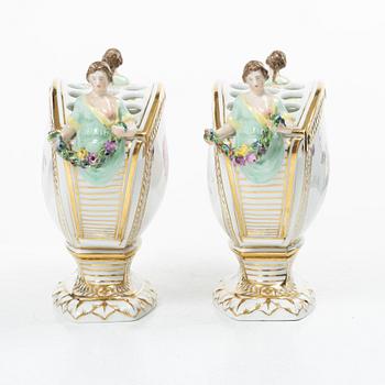Royal Copenhagen, tulpanvaser, ett par, "Sachsisk Blomst", 1800-talets andra hälft. Danmark.