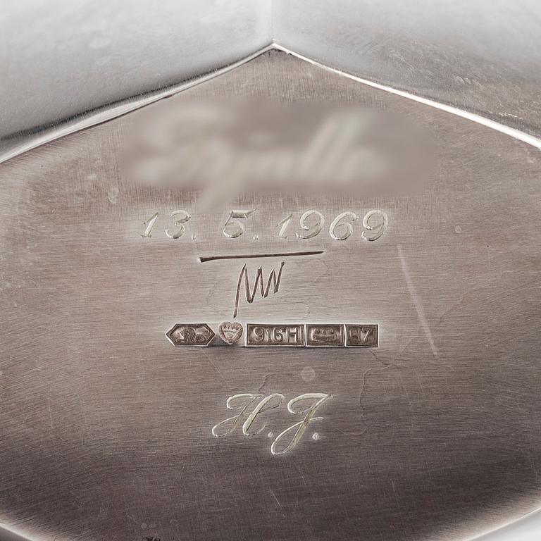 Tapio Wirkkala, maljakko, hopeaamalli TW 42, Kultakeskus, Hämeenlinna 1961.