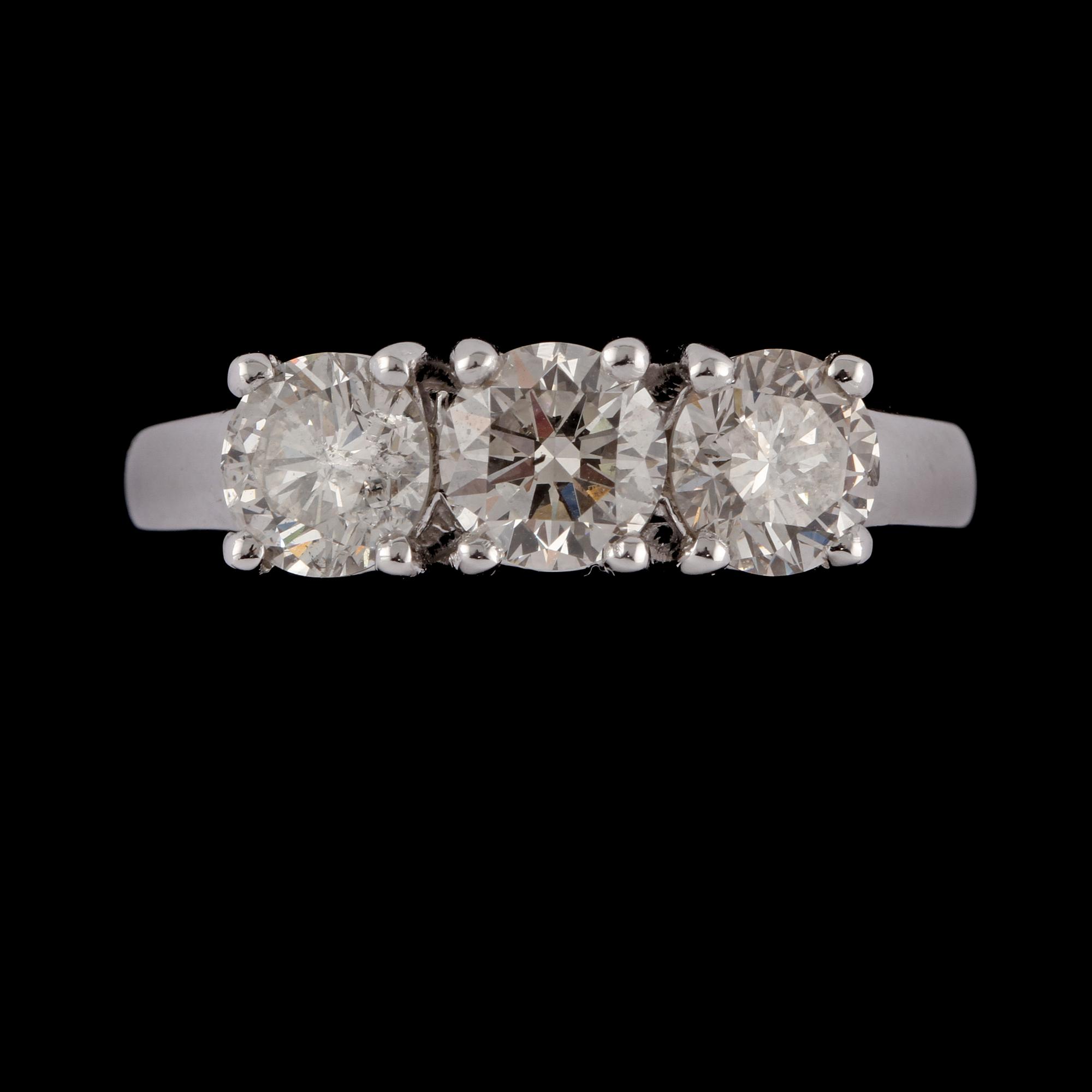 RING, 18k vitguld med 3 briljantslipade diamanter, totalt 2.13 ct, Milano, Italien. Vikt 6 g.