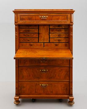 CHIFFONJÉ, nyrenässans, sent 1800-tal.