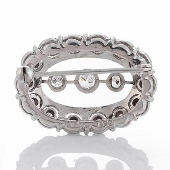 Brosch med runda briljantslipade diamanter total vikt ca 1.35 ct.