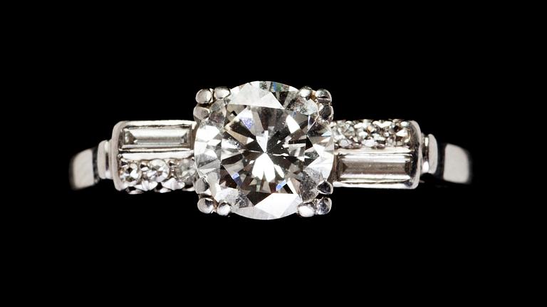 RING, briljantslipad diamant, ca 0.90 ct med på vardera sida fattade smådiamanter.
