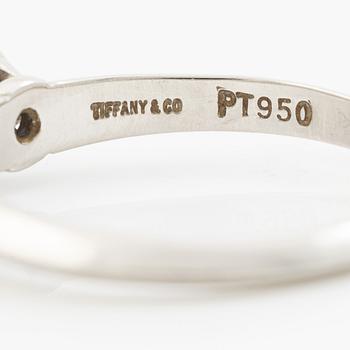 Tiffany & Co, ring, solitaire, platinum with a brilliant-cut diamond 0.41 ct. Marked Tiffany & Co. With certificate.