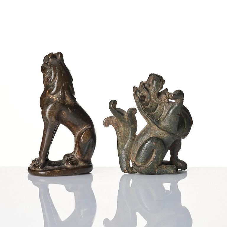 Skulpturer, fyra stycken, brons. Mingdynastin och tidigare.