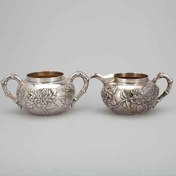 SOCKERSKÅL och GRÄDDSNÄCKA, silver, stämplade Luen Wo Shanghai, ca 1900. Vikt tot. 380 g.