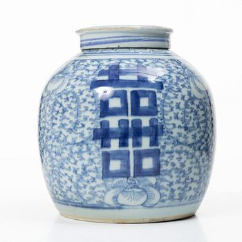 A Chinese blue and white porcelain jar with cover, Qing dynasty, 19th century.