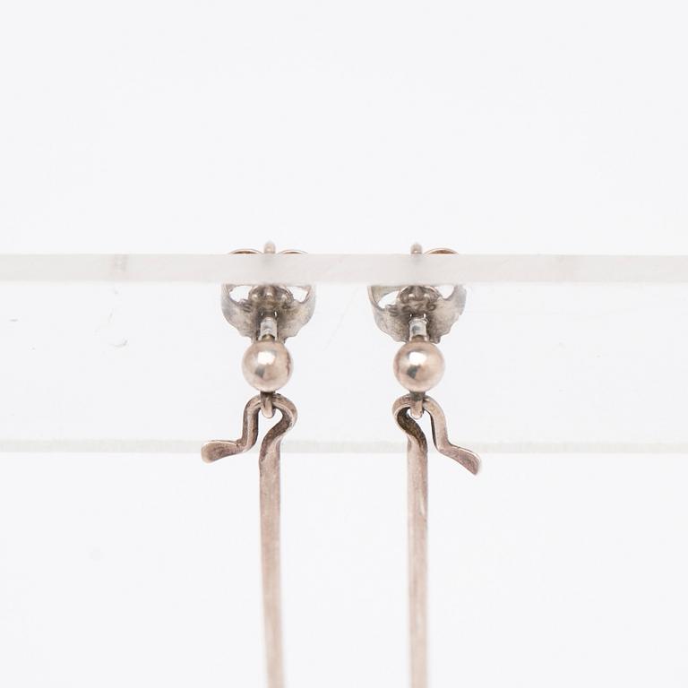 Vivianna Torun Bülow-Hübe, örhängen "Dew-drops", silver och bergkristall för Georg Jensen.