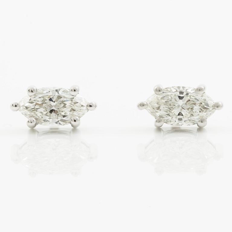 Örhängen, ett par, 18K vitguld med markisslipade diamanter, totalt 1.02 ct. Medföljande GIA dossier.