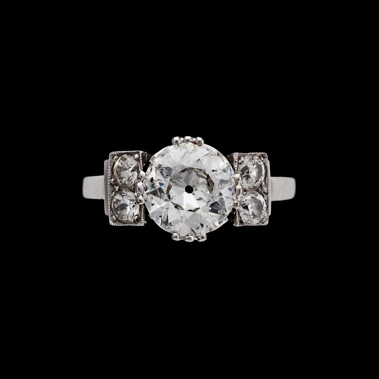 RING, gammalslipad diamant, ca 1.60 ct, samt mindre diamanter, tot. ca 0.50 ct. 1939.