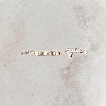 Anna-Greta Eker, Sokerikko ja kermakko, hopeaa ja mahonkia, Auran Kultaseppä oy, Turku 1963.