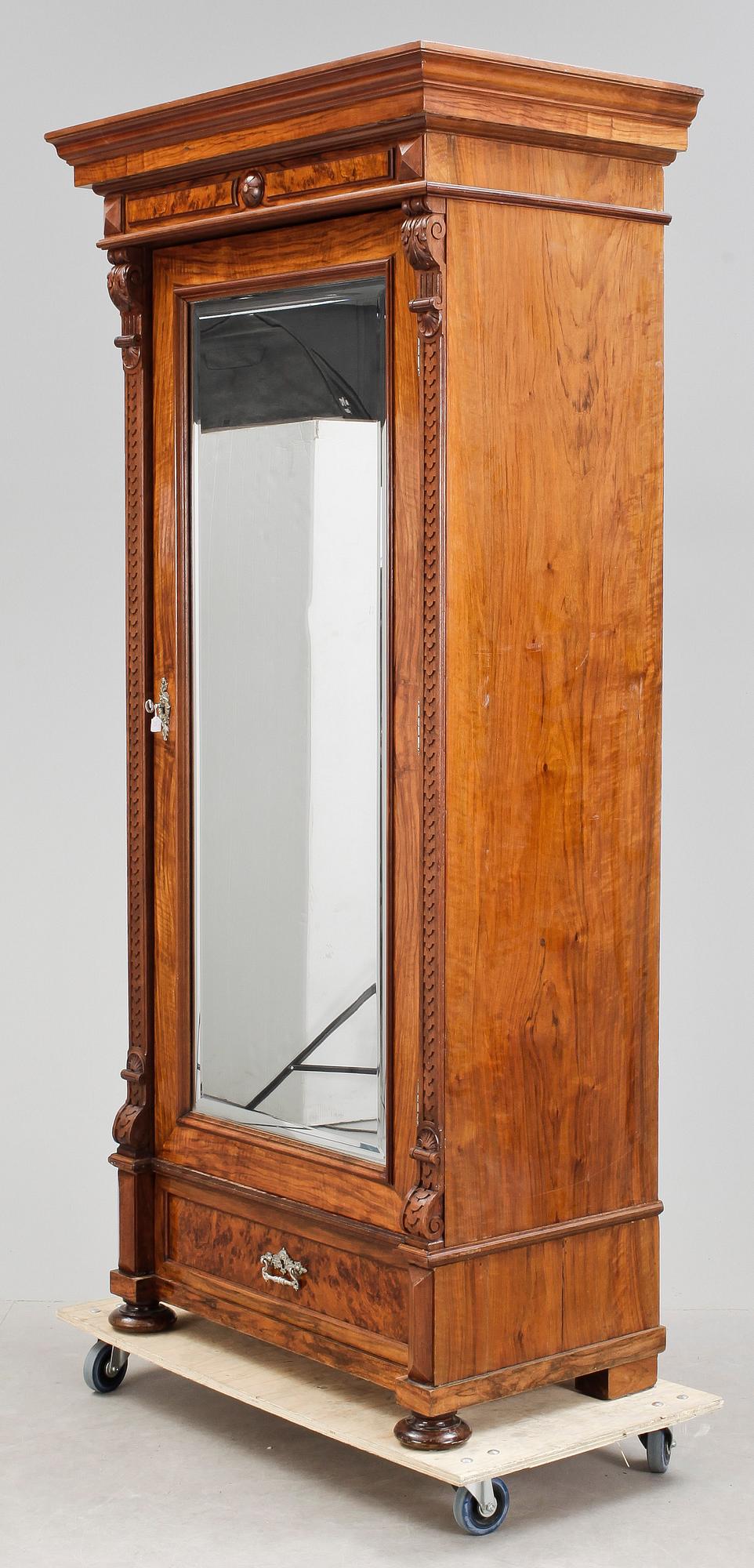 KLÄDSKÅP, nyrenässans, 1800-talets slut.