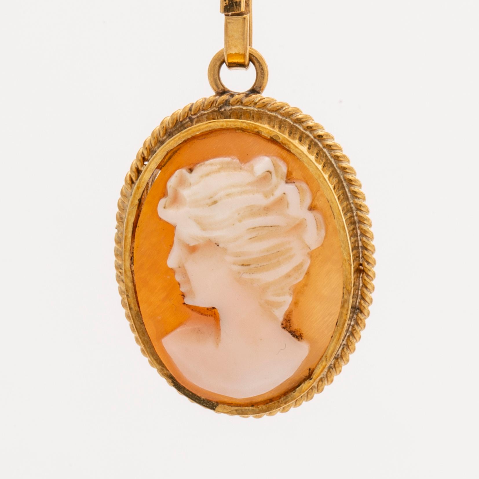 PENDANT W CHAIN and RING, 18K gold and shell cameos, length approx 54 cm, G Dahlgren & Co Malmö 1962.