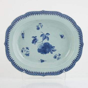 A group of 17 Chinese blue and white plates and a tureen dish, Qing dynasty, Qianlong (1736-95) and Jiaqing (1795-1820).