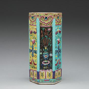 A famille rose vase, Qing dynasty, 19th Century.