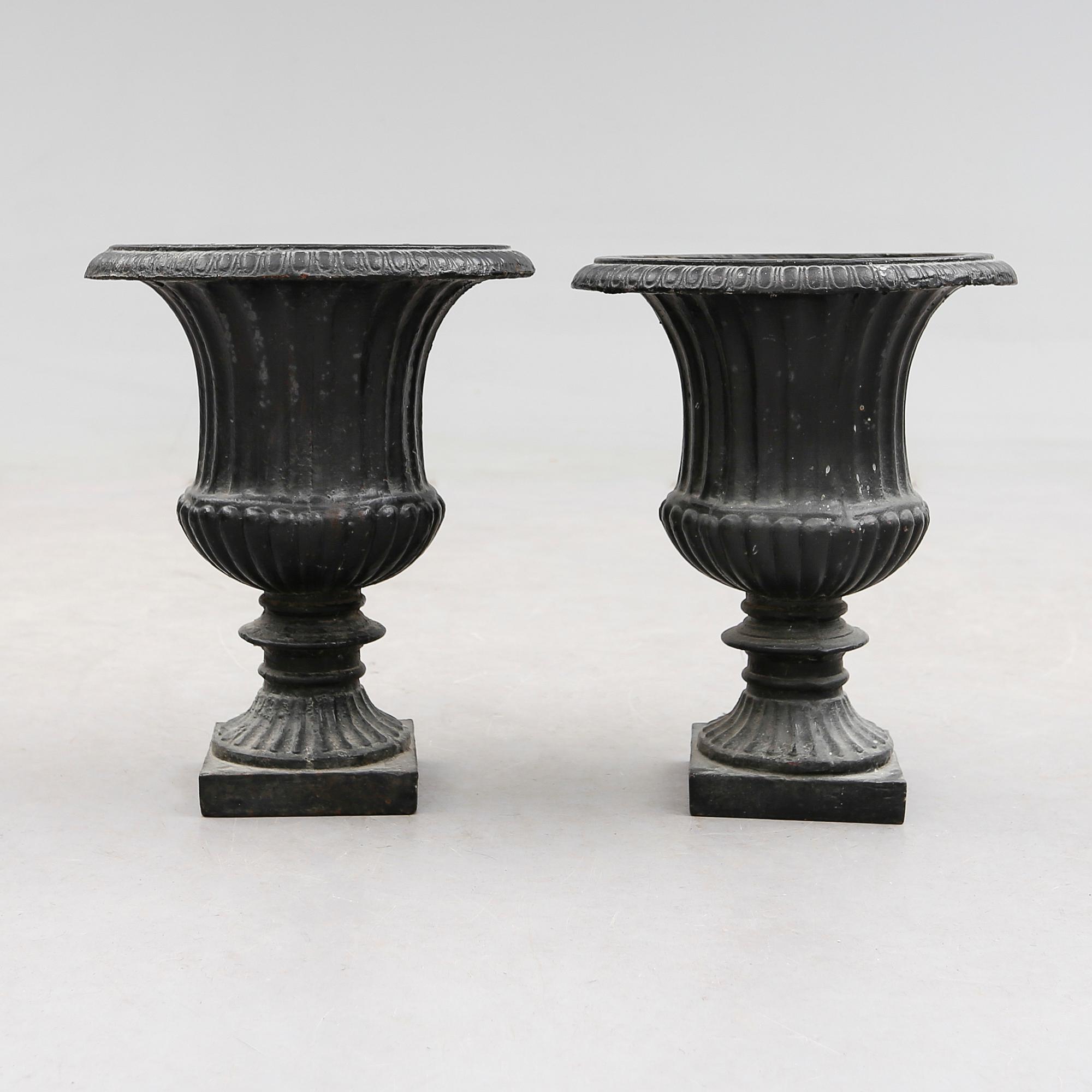 TRÄDGÅRDSURNOR, 1 par, gjutjärn, 1900-talets första hälft.