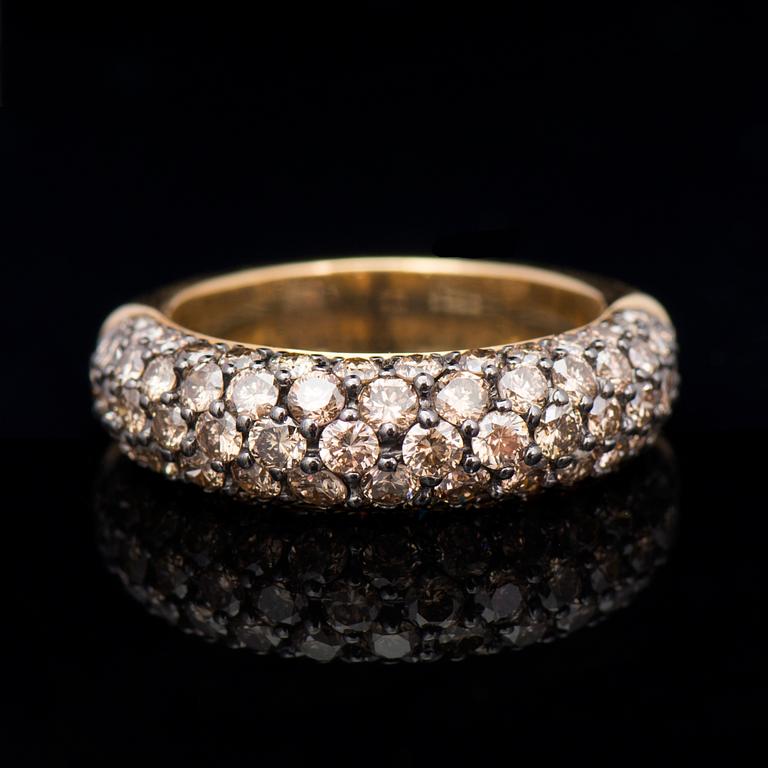 A RING, brilliant cut brown diamonds, 18K gold.