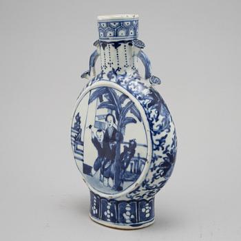 A Chinese blue and white moon flask, Qing dynasty, 19th century.