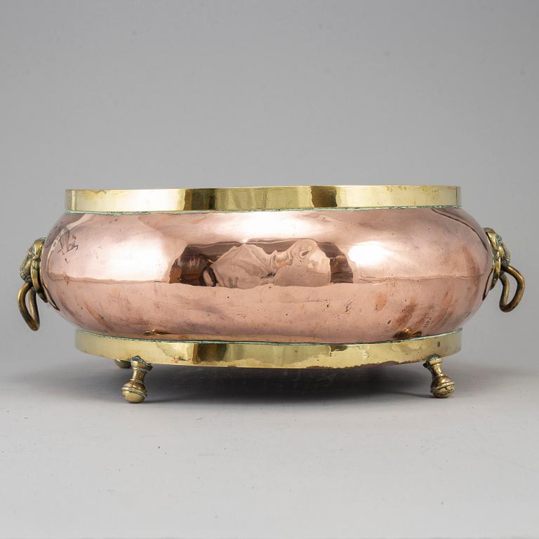 A copper and brass wine cooler, 19th century.