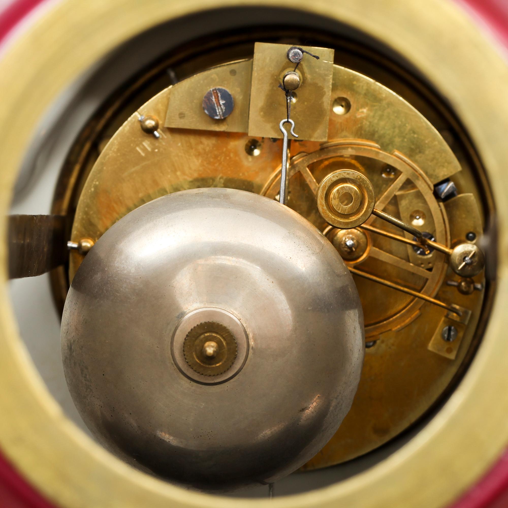 BORDSPENYDL, porslin, med glaskupa. 1800-talets slut.