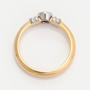 Torbjörn Tillander, ring, 18K guld med briljantslipad diamant ca 0.13 ct. Helsingfors 1992.