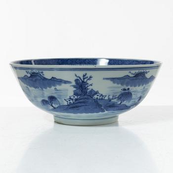 A blue and white export porcelain bowl, China, Qing dynasty early 19th century.