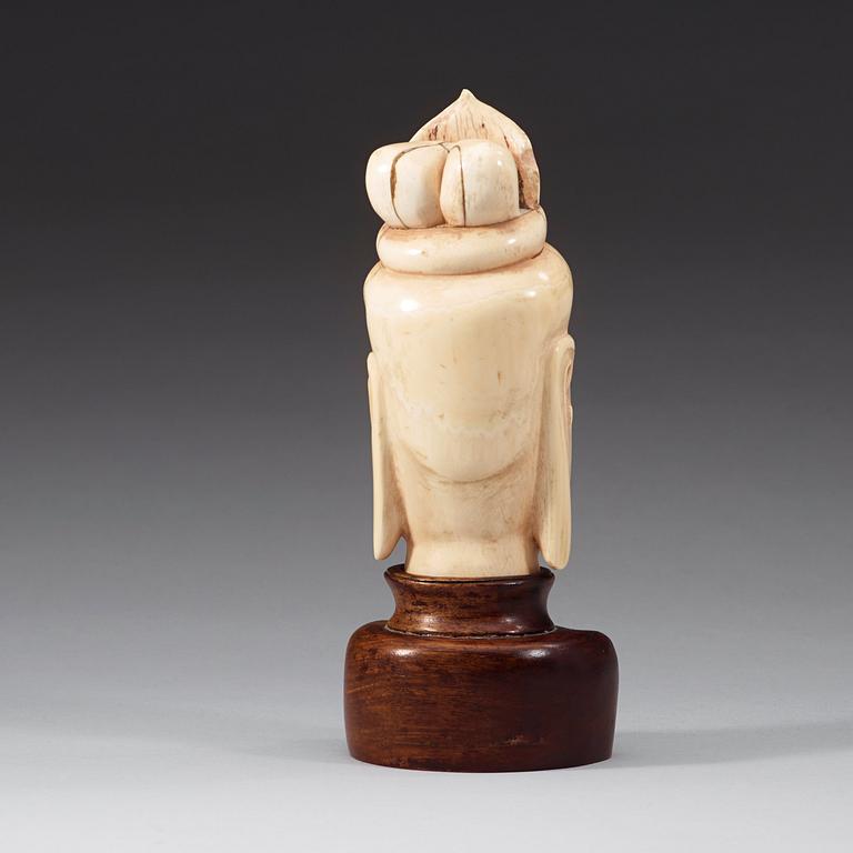 A ivory figure of Guanyin, Qing dynasty (1644-1912).