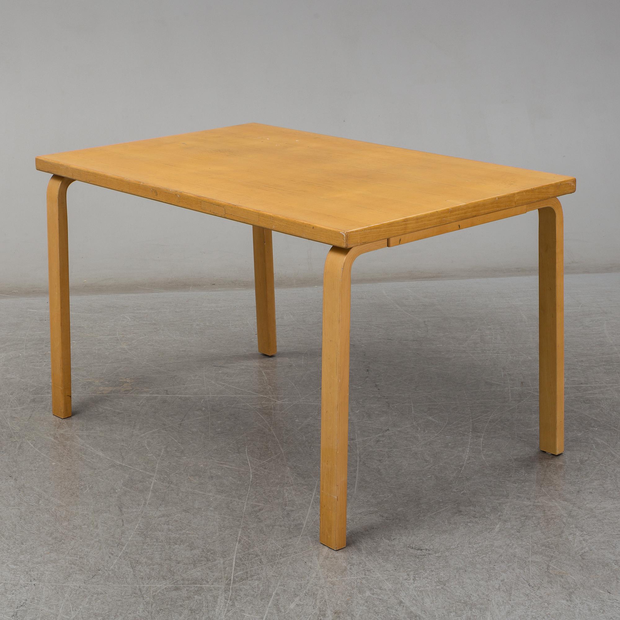 ALVAR AALTO, skrivbord samt hurtsar, ett par, Artek, Finland.
