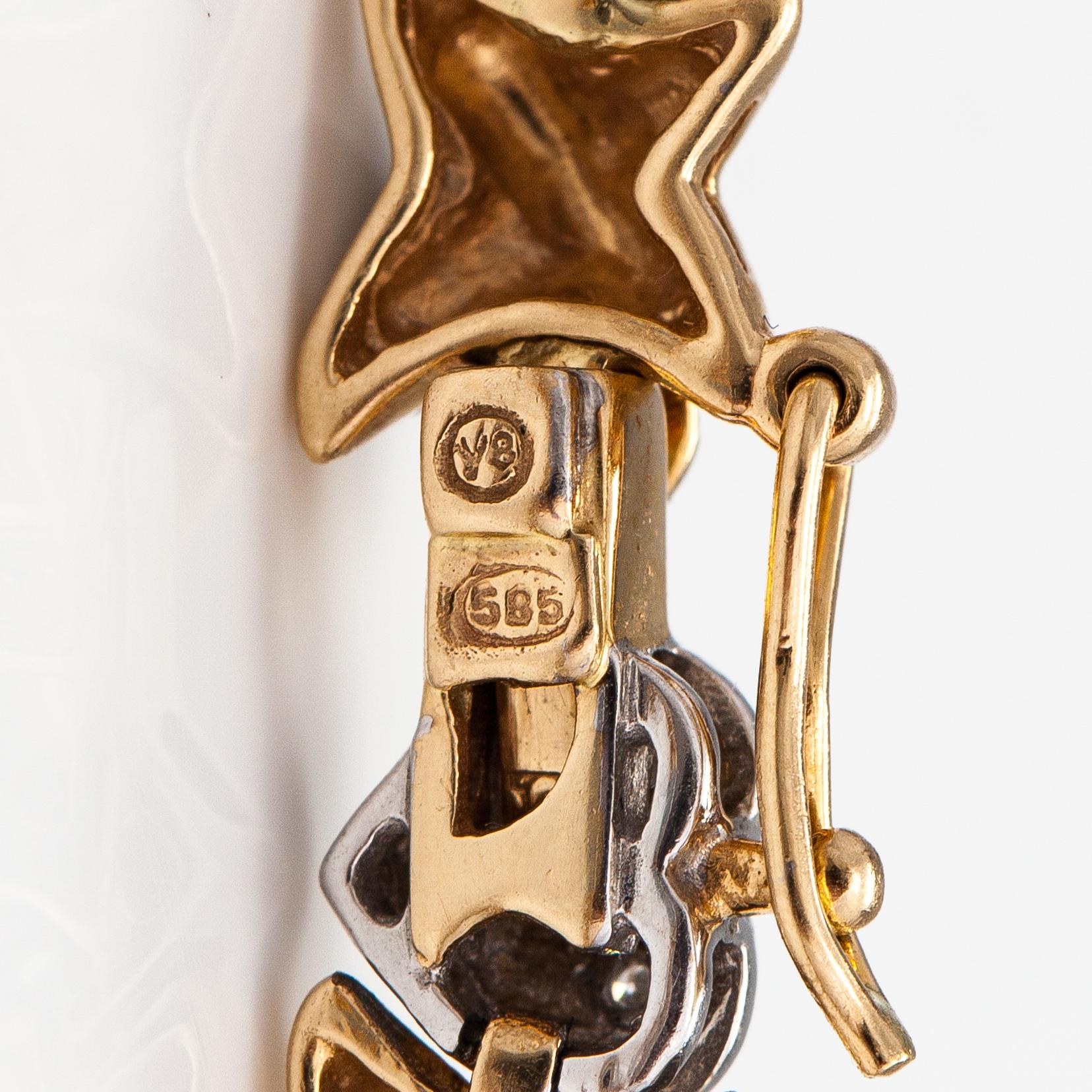 A 14K gold and diamonds ca. 0.16 ct in total.