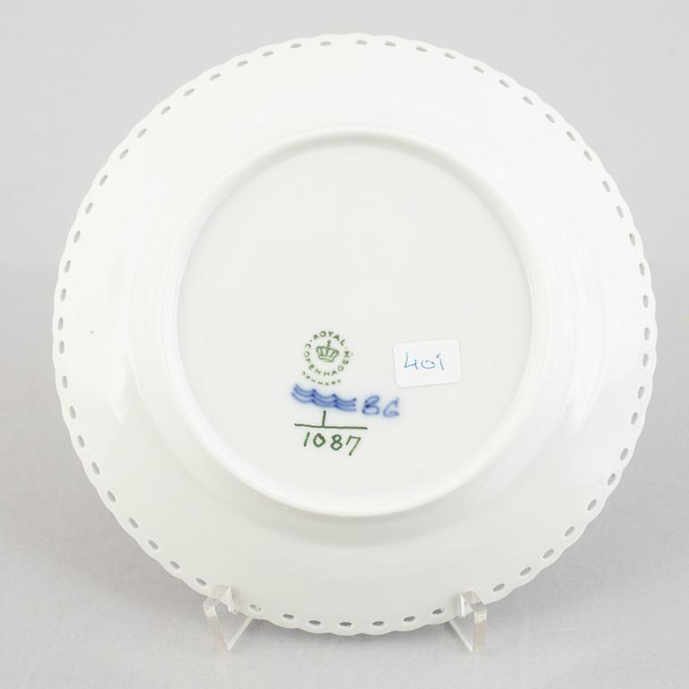 Assietter, 11 stycken, porslin, Royal Copenhagen, "Musselmalet helblond", modell 1087, 1898-1923 och senare.