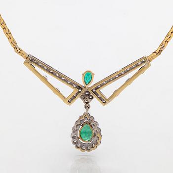 Halsband, collier, 18K guld med smaragder och diamanter.