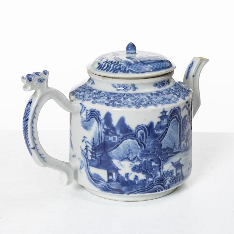 A blue and white tea pot with cover and serving dish, Qing dynasty, Qianlong (1736-95).