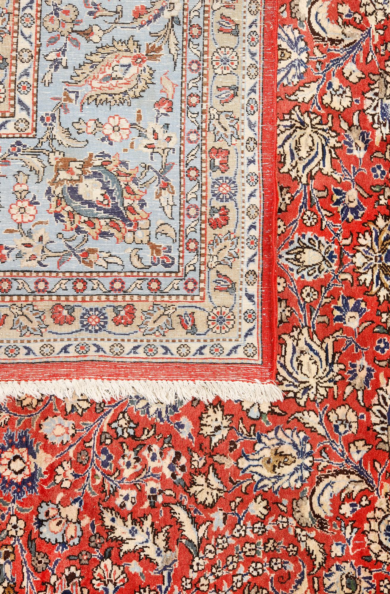 A part silk Sarouk carpet, approx. 530 x 365 cm.